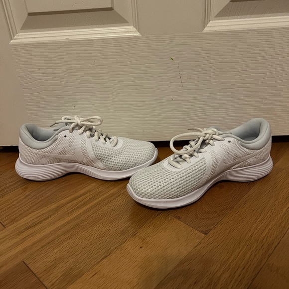 LIKE NEW NIKE Revolution 4 White Shoes, Women’s Size 6 - Picture 4 of 7
